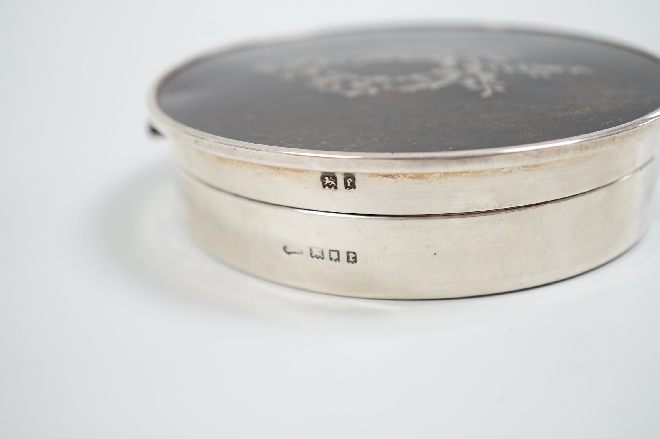 A George V silver and tortoiseshell mounted circular trinket box, London, 1920, 10.9cm.